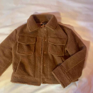 Teddyjacka - Teddyjacka från Gina tricot, väldigt mysig och fortfarande i jättebra skick! Köparen står för frakten!!