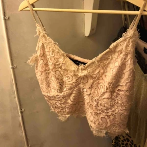  - Jätte fin vardags/fest topp ifrån Vero Moda. Använd ca 3 ggr som Max, passar mig perfekt som har M. Dragkedja på sidan så att man kan spänna av och på. 20kr + frakt❣️