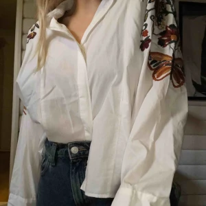  - Skjorta från Zara med prislapp kvar på. Fina broderade blommor på axlarna 🌹