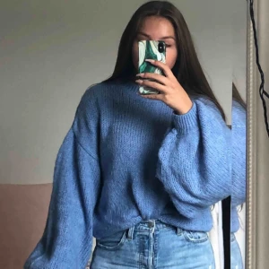  - storleken är xxs enligt nakd men den sitter som XS och kan även passa S. Använd ca 2-3 ggr och ser fortfarande bra ut. Pris och frakt kan diskuteras. Sticks inte i materialet, är super mjuk. Säljer för jag känner inte att jag passar i denna blåa färgen