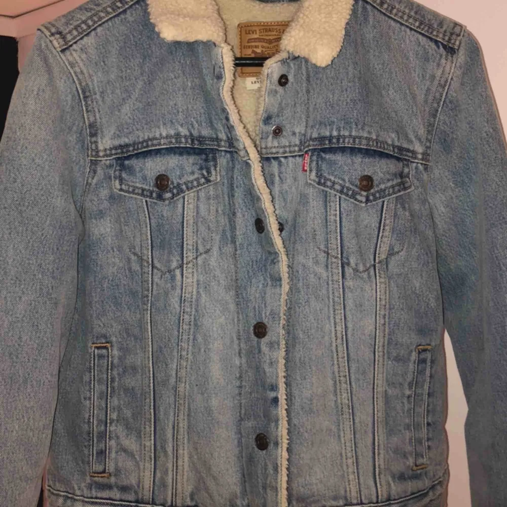 En vintage inspirerad fur jeansjacka från Levi’s, inte använd mycket så nästan nyskick. Nypris:1399kr Köparen står för frakten!. Jackor.