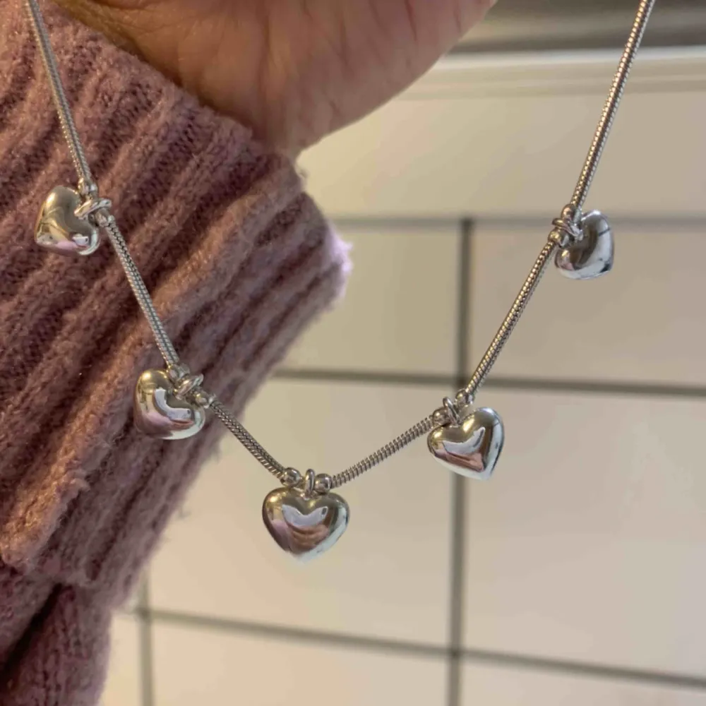 Halsband använd en gång då det inte riktigt är min stil. Äkta silver! . Accessoarer.