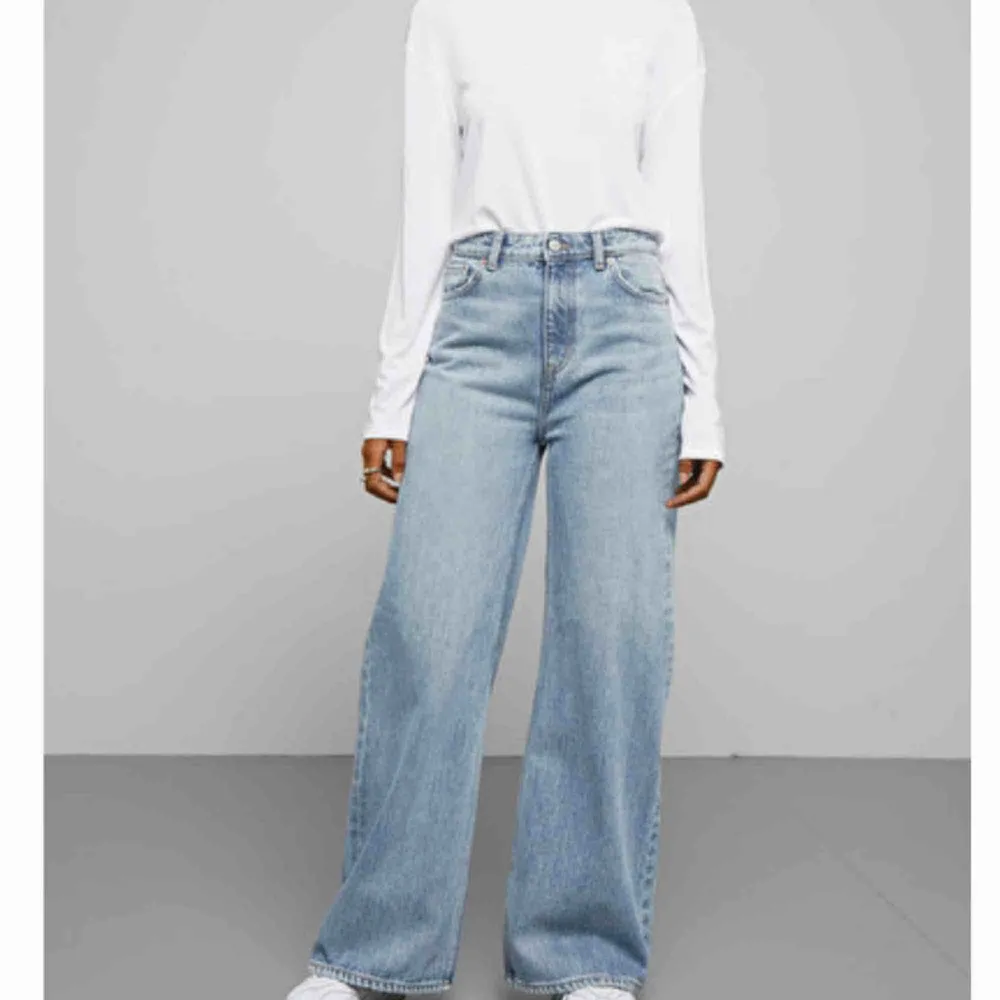 Ace San Fran Blue jeans från Weekday. Perfekta tvätten med den trendiga flare-modellen. Jag är 174 o längden är perfekt på mig. Går att klippa av såklart! Köpta för 500kr. Sparsamt använda så skicket är toppen!🦋 säljer pga för små för mig nu🥺. Jeans & Byxor.