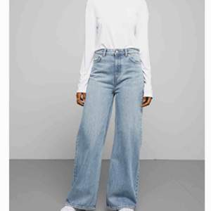 Ace San Fran Blue jeans från Weekday. Perfekta tvätten med den trendiga flare-modellen. Jag är 174 o längden är perfekt på mig. Går att klippa av såklart! Köpta för 500kr. Sparsamt använda så skicket är toppen!🦋 säljer pga för små för mig nu🥺