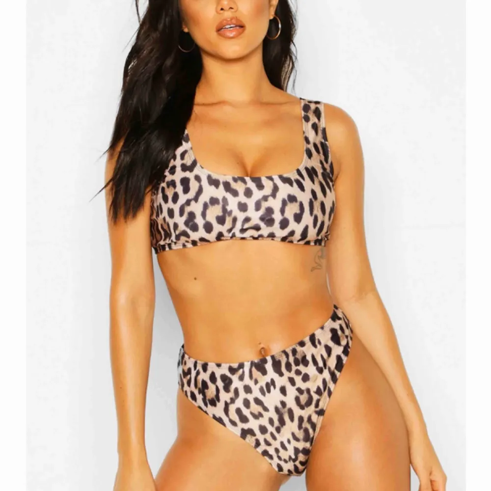 Leopardmönstrad bikini med hög midja. I originalförpackning, aldrig använd. Säljer pågrund av fel storlek.. Övrigt.