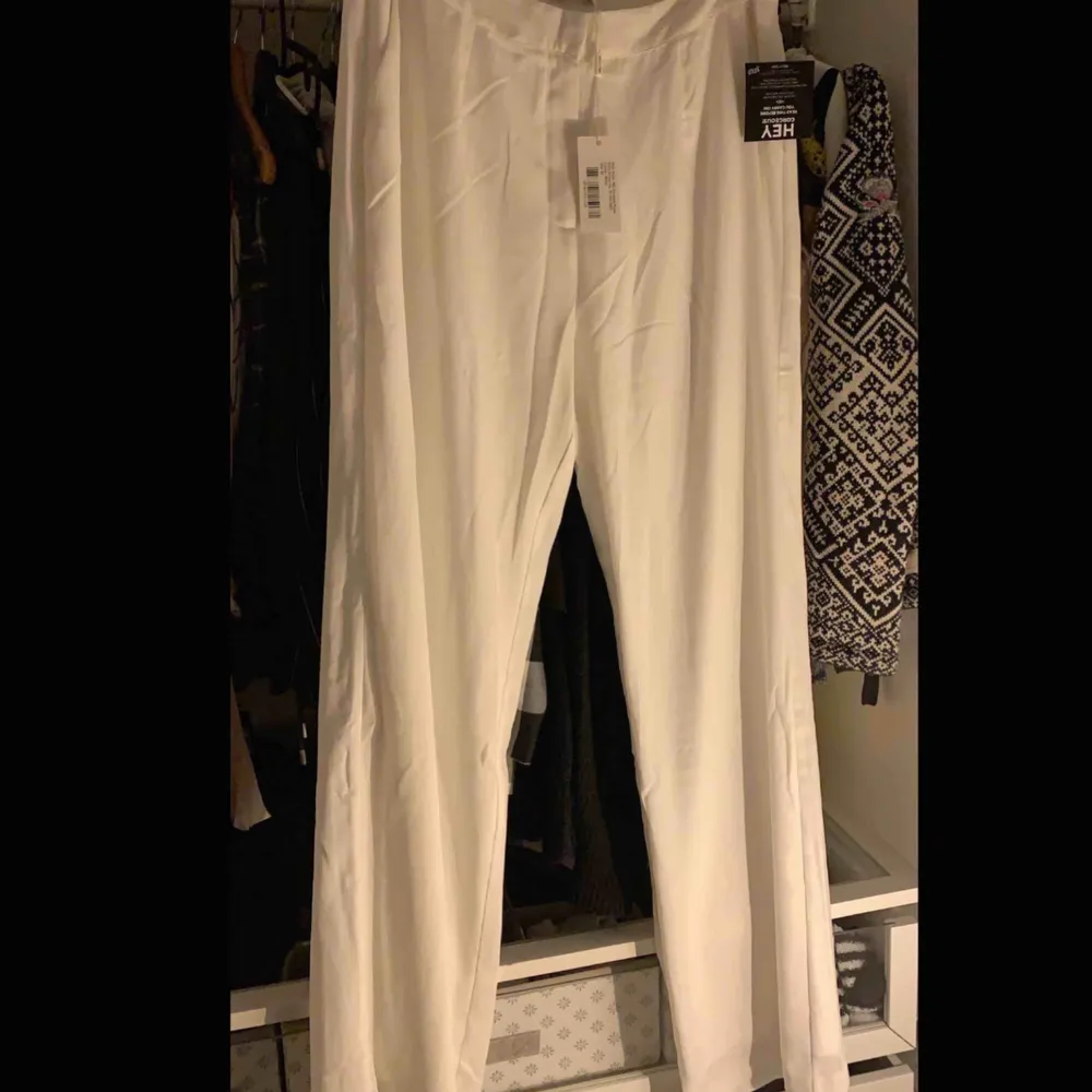 Ett par helt nya supersnygga vita kostymbyxor ifrån Nelly. Köpta för några månader sen. Skulle säga att den är mer i storlek 40 än 42. . Jeans & Byxor.