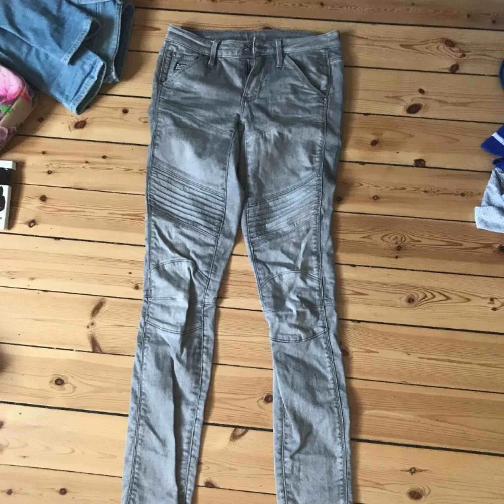 Köpta för 1000kr Gråa jeans med detaljer på låren Äkta g-star jeans. Jeans & Byxor.