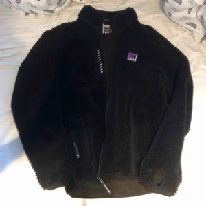  - Teddy/fleece jacka storlek M Helly Hansen och sweet sktbs 🎀 köparen står för frakt 