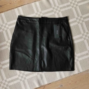  - Snygg läderkjol som aldrig kommer till användning, billigare vid snabb affär 