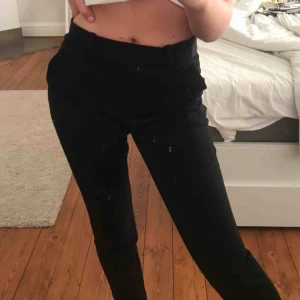  - super sköna kostym liknade byxor från H&M! funkar till allt men de kommer tyverr inte till användning för mig längre! använda 1 gång😢 frakt tillkommer på 69kr💕💕