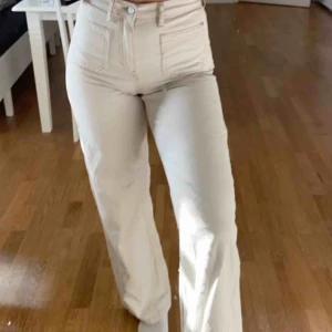  - Snygga beige jeans från Pull&Bear! Är 1.73 och de passar mig perfekt i längden, funkar till kortare också😙