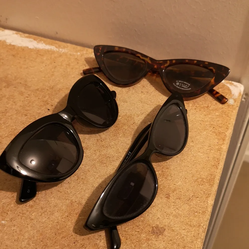 Kattiga solglasögon 😎 alla 3 för 100 kr. Annars 50 kronor styck. Köparen står för frakten ❣️. Accessoarer.