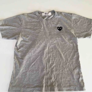  - Comme des Garcons t-shirt med hjärta på bröstet.  Bra skick inga fläckar eller hål etc.
