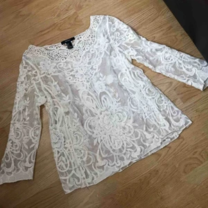  - Romantisk blus från Forever 21