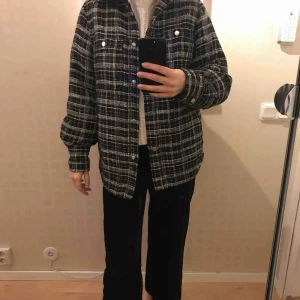  - Riktigt nice jacka från Hm. Knappt använd och prislappen finns kvar. Säljer pga  att jag ej har användning för den.