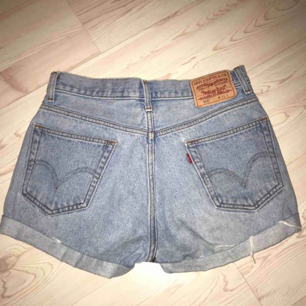 Skit snygga Levis jeans shorts som jag köpte i somras dock försmå för mina lår nu :(  Nypris: 450 säljer för:100  Frakten står köparen för om du inte kan möttas upp :). Shorts.