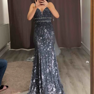  - Helt ny balklänning säljes då jag hittat en annan.  Nypris 3500, kvitto finns.  Strl XS V-formad rygg, video/bilder finns. Kan skickas mot fraktkostnad.  Endast testad. Skicka sms till 0733865268 vid intresse!