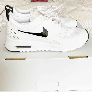  - Nike Air Max Thea, strl 37,5. Använda två gånger. Köpta 2017 för 999:- men kommer aldrig till användning då de är lite för små för mig. Kan fraktas, köparen står för frakt.