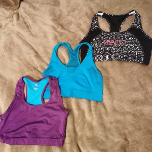 Träningsbhar  - Tre stycken tränings BH'ar i olika märken/färger. Säljs tillsammans!