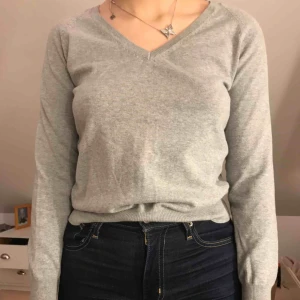  - Grå fin tröja man kan ha under eller över en skjorta tex <3