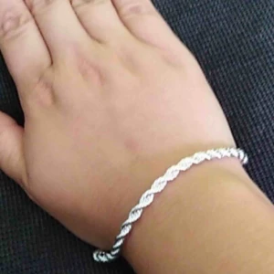  - FINT VRIDET SILVERARMBAND Stämpel 925. Se bilderna/ Skickas inplastad toppskick. BJUDER PÅ PORTOT & SJÄLVKLART PÅ EN FIN ETUIET 