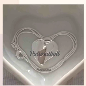  - NYTT DUBBEL PEDANT SILVERHJÄRTA I SILVERKEDJA STÄPEL 925. Yta:Blank. BJUDER PÅ FRAKT & EN SILVRIG MATCHANDE ETUIET/ SE BILDERNA   