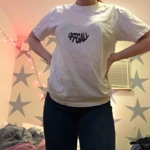  - Enkel tisha från Official Gallery. Använt några gånger men är i ytterst bra cond!