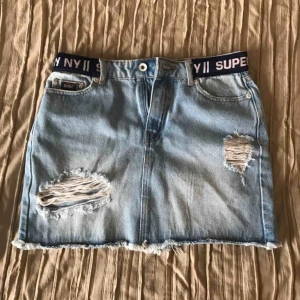  - storlek 8, passar en 34 superdry  jeanskjol 