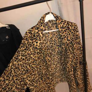 Leopard mönstrad skjorta från ZARA. Storlek XS Använd en gång! Köpare står för frakt💗💗