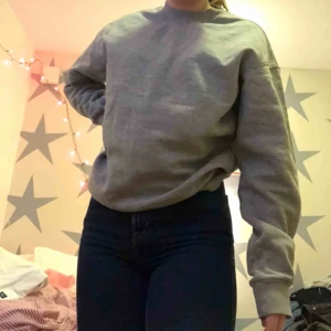  - Sweatshirt från Weekday. Använd Max 5 ggr så skicket är felfritt.