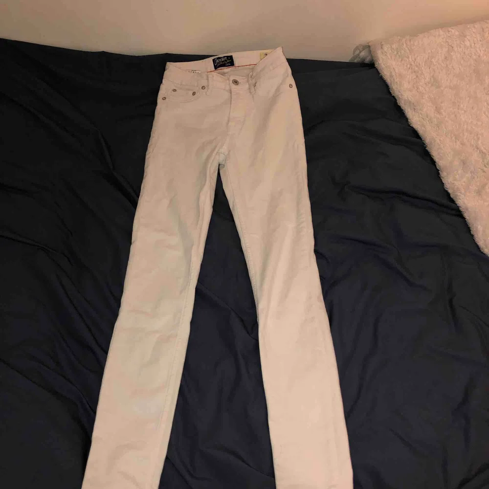 Vita jeans från Crocker jätte fina till våren! Byxorna är strl 26 midjan och 32 i längden. Jeans & Byxor.
