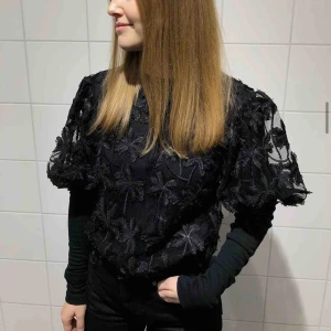  - Superfin topp från Object med palmer på. Fin att ha som den är eller med en långärmad tröja under som på första bilden. Genomskinlig utan foder med glittriga paljetter på. Använd ngra få gånger på jobb så den är i superbra skick. 