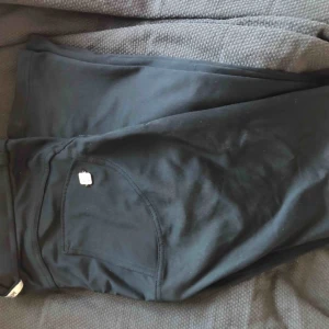  - Säljer nu mina Freddy WR.UP D.I.W.O i svart. Nypris 1299 och jag säljer dom för 500kr. Använda sparsamt, sitter som en smäck.  sömmarna framhäver dina former och i rumpan sitter ett tunt membran som ger rumpan ett lyft. Fraktkostnad tillkommer