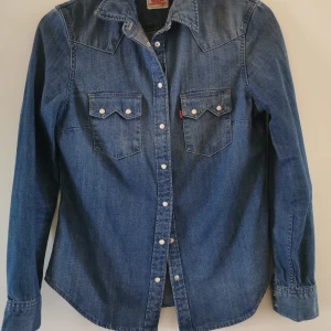 Levis skjorta storlek xs - Använd endast 2 gång säljs pga att den är för liten 