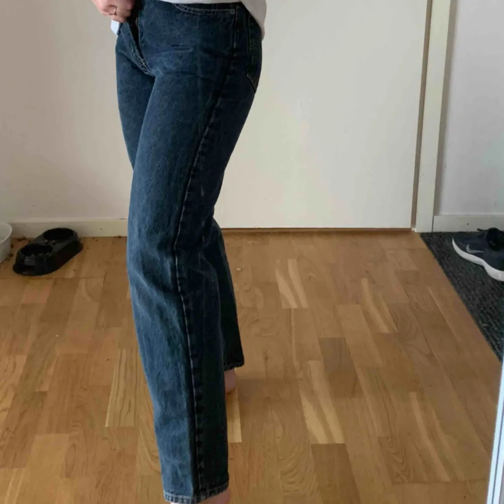 Säljer mina ABSOLUTA favoritjeans!! De är helt enkelt för små för mig som har storlek 25/XS i jeans. Längden är perfekt för mig som är 160cm. Väldigt högmidjade och så snygga! Frakt tillkommer🥰. Jeans & Byxor.