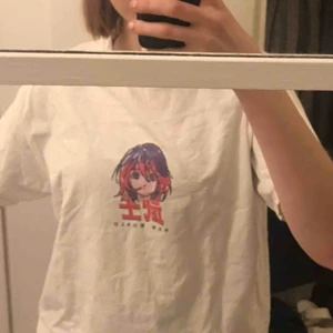  - Snygg tröja med anime tryck på, köpt från Urban outfitters för 400kr. Köpare står för frakt 