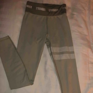  - Grå/beige tränings tights från Stronger. Använt max 5 gånger:) priset går alltid att diskuteras på mina varor <3