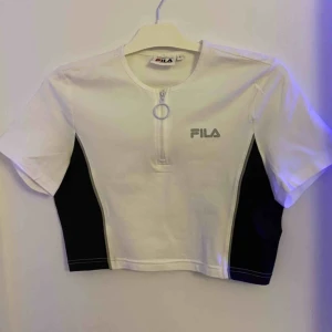  - Helt ny endast testad.   Står L men tycker den är mer som M .  Säljer då jag Fick den i present men fel storlek:(  Katt finns i hemmet   Frakt 50 kr!