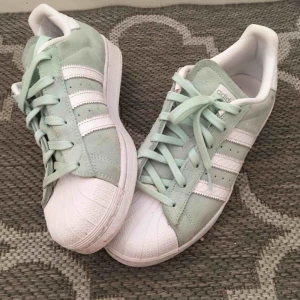 Adidas Superstars stil 40 - Mintgröna Adidas Superstars. Knappt använda. Fräscht helhetsintryck, nåra små skavanker här o var, se bilderna för skick. 