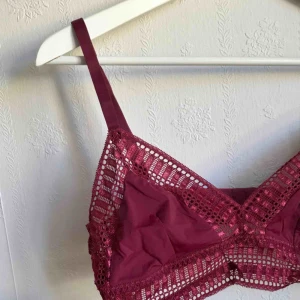  - Bralette/Spets-BH från H&M. Aldrig använd! Står storlek 42, men passar en M då den är liten i storlek. 