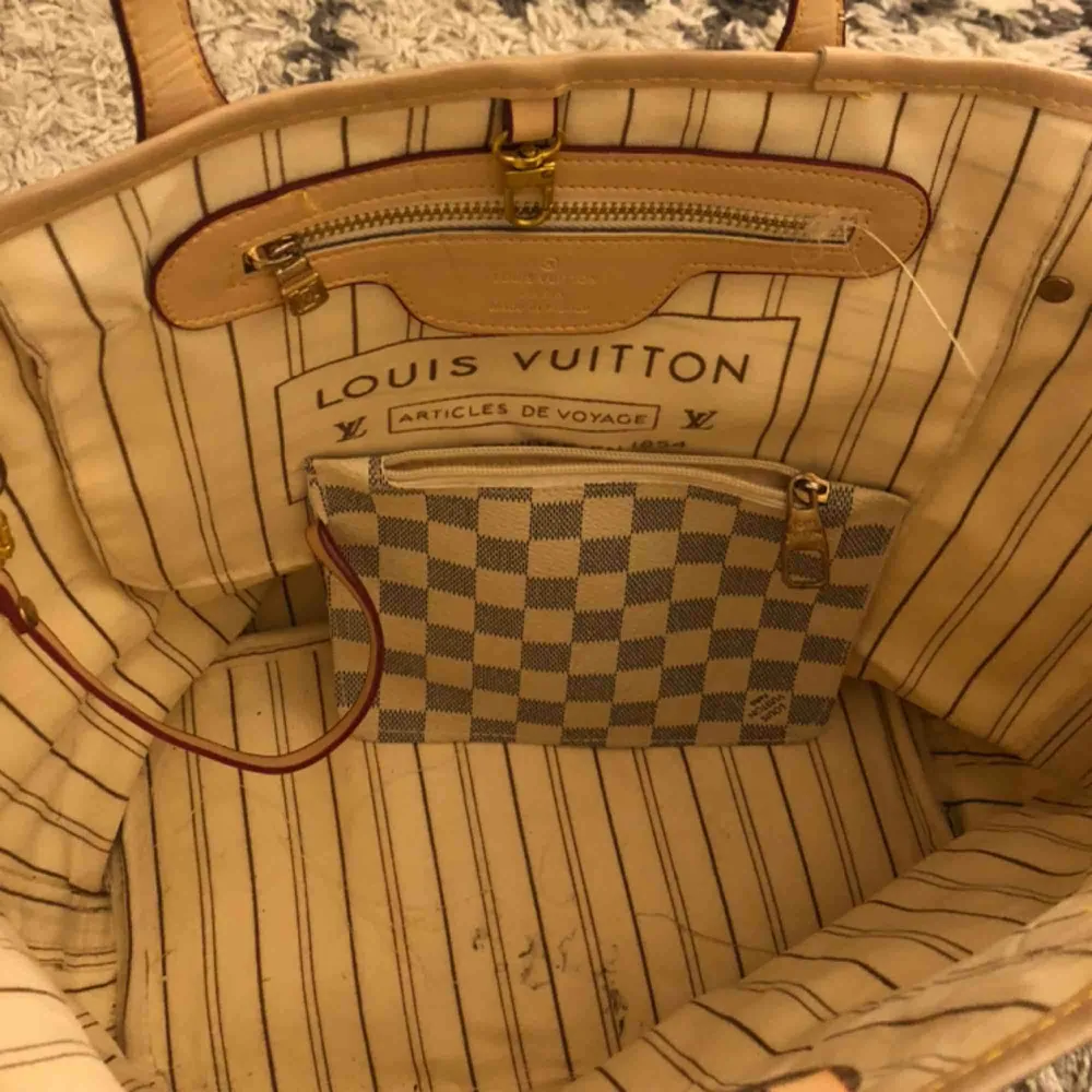 Fake Louis Vuitton väska. Stor och rymlig. Har enfläck på insidan och en liten fläck på utsidan (se bilder). 66kr frakt, köparen står för frakt💗. Väskor.