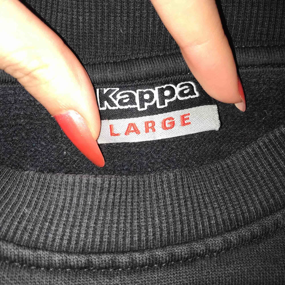 Oversized, svart Kappa-tröja köpt secondhand. Perfekt kvalité.. Tröjor & Koftor.
