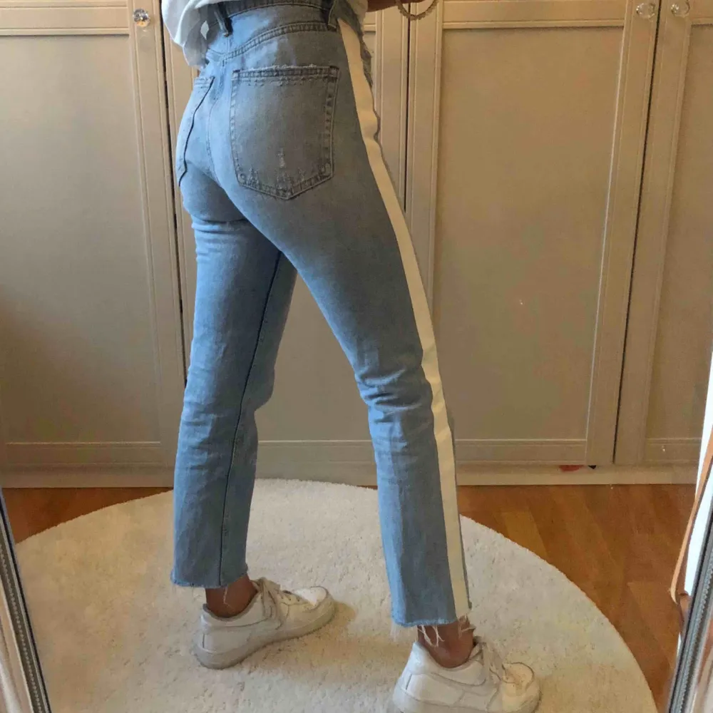 Mom jeans från Zara, säljer då de tyvärr är för stora för mig i midjan som i vanliga fall har w24 i jeans. I fint skick. Fraktkostnad inkluderad!💕. Jeans & Byxor.