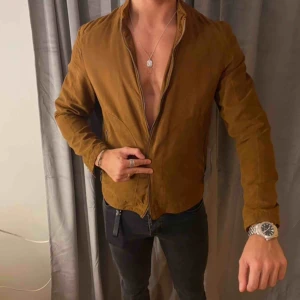  - Säljer denna bruna jacka från Zara i mockaimitation, den är i mycket fint skick!🪐