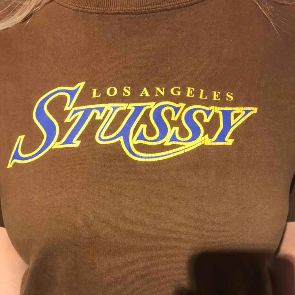 Stussy LA Lakers t-shirt Vintage ( Från tidigt 2000-tal) Använd men bra skick, inga fläckar eller hål. Väldigt sällsynt. Finns knappt någon i denna färg till salu.  Kontakta för fler bilder. Storlek M (mer som S) . T-shirts.