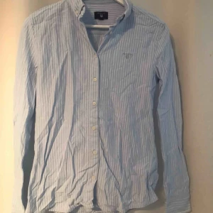  - Blå randig skjorta ifrån gant, mjuk i materialet 