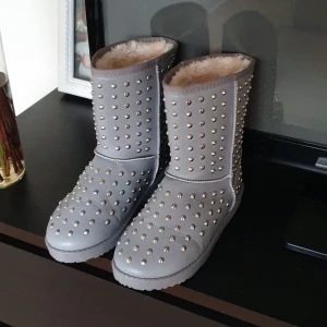  - Nya varmfodrade vinterskor i uggmodell. Aldrig använda, bara testade (supersköna) och tyvärr var de för små för mig.   Köparen står för frakt.