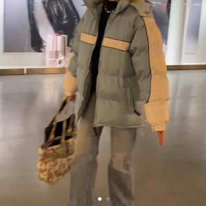  - Jätte cool puffer jacka, som ger en retro känsla. Köpte här på plick men den var tyvärr för stor. (Bilderna är tagna från förra ägaren.)