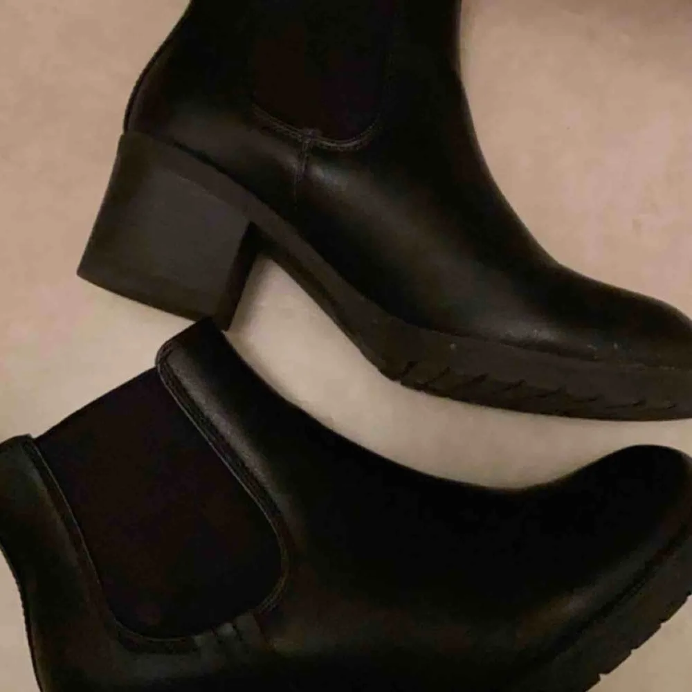 Svarta skor med liten klack på, använda ett fåtal gånger och i mycket fint skick, storlek 38.. Skor.
