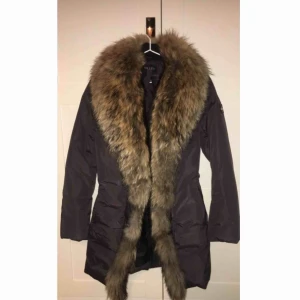  - Säljer min hollies vinterjacka för den passar inte mig riktigt. Storlek 38, äkta päls, kvitto finns. Knappt använd, endast 2 gånger.